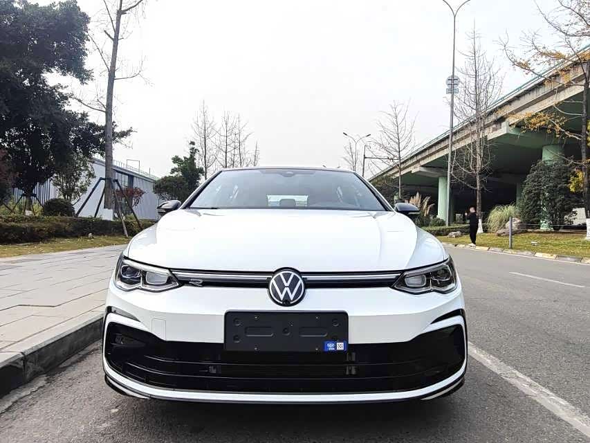 Volkswagen Golf 1.4 л 2024 г. Белый, пробег 10000 км