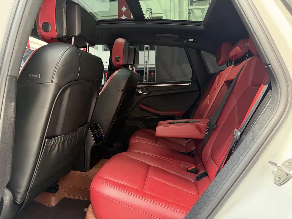 Porsche Macan — миниатюра 7