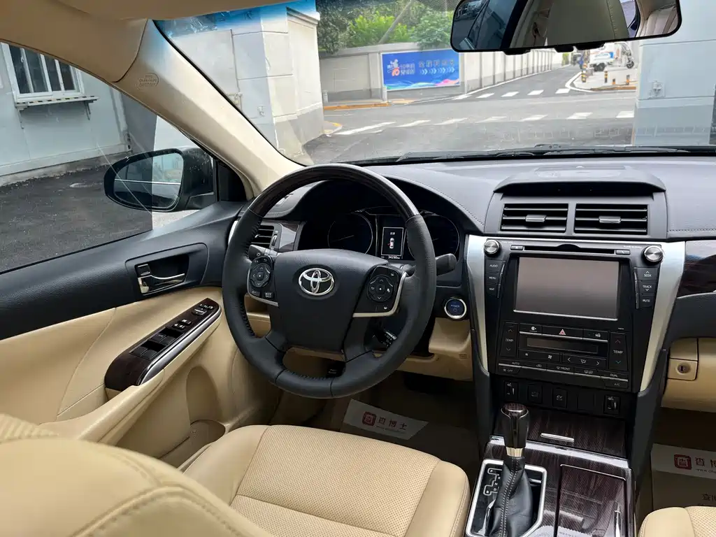 Toyota Camry — миниатюра 12