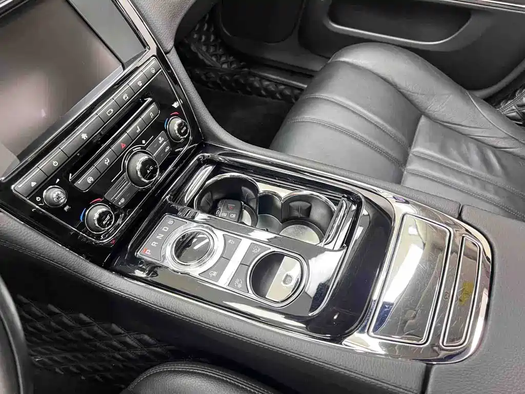 Jaguar XJ — миниатюра 24