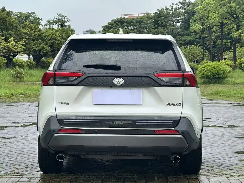 Toyota RAV4 — миниатюра 8