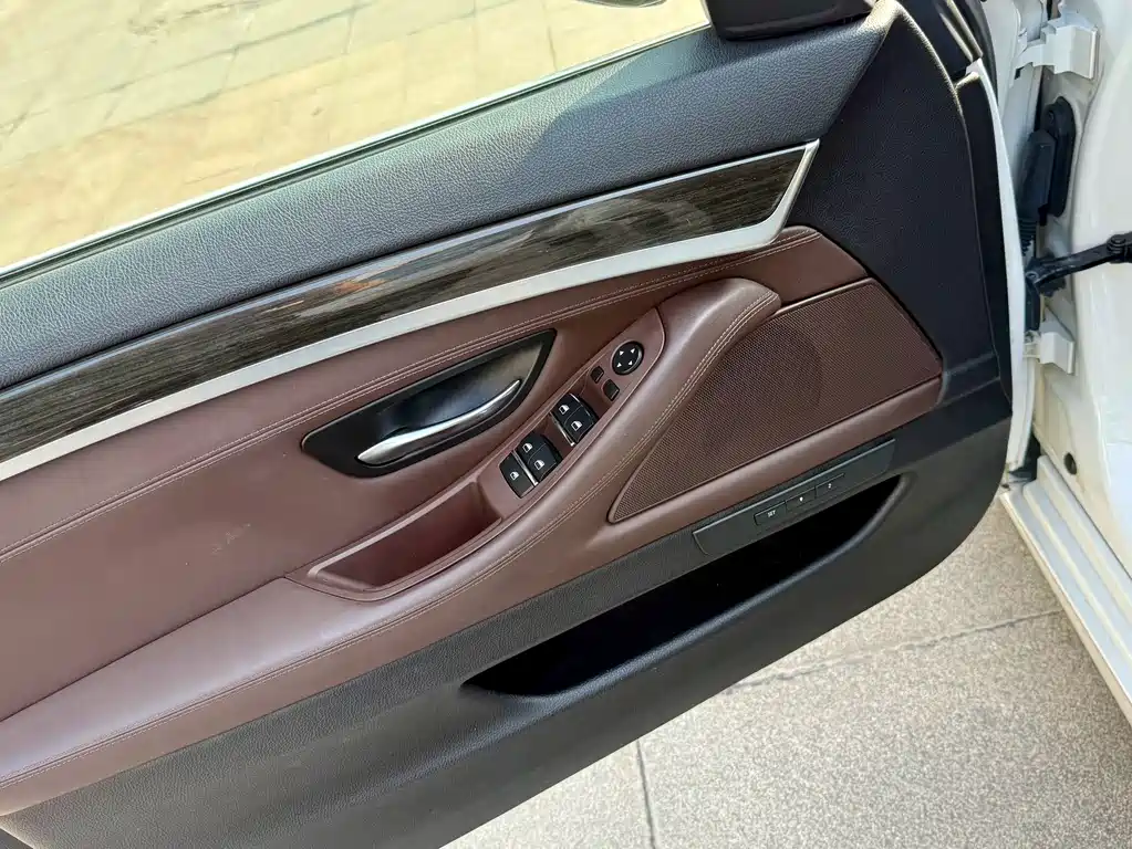 BMW 5 Series — миниатюра 10