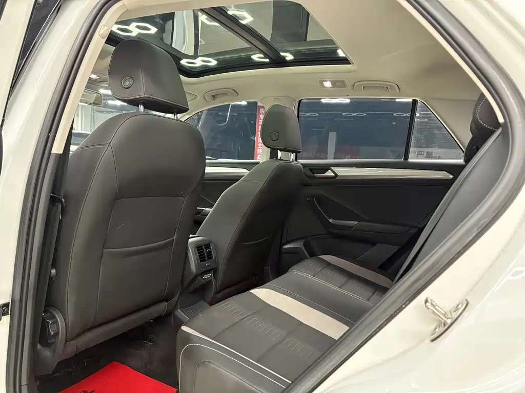 VOLKSWAGEN T ROC EXPLORING SONGS