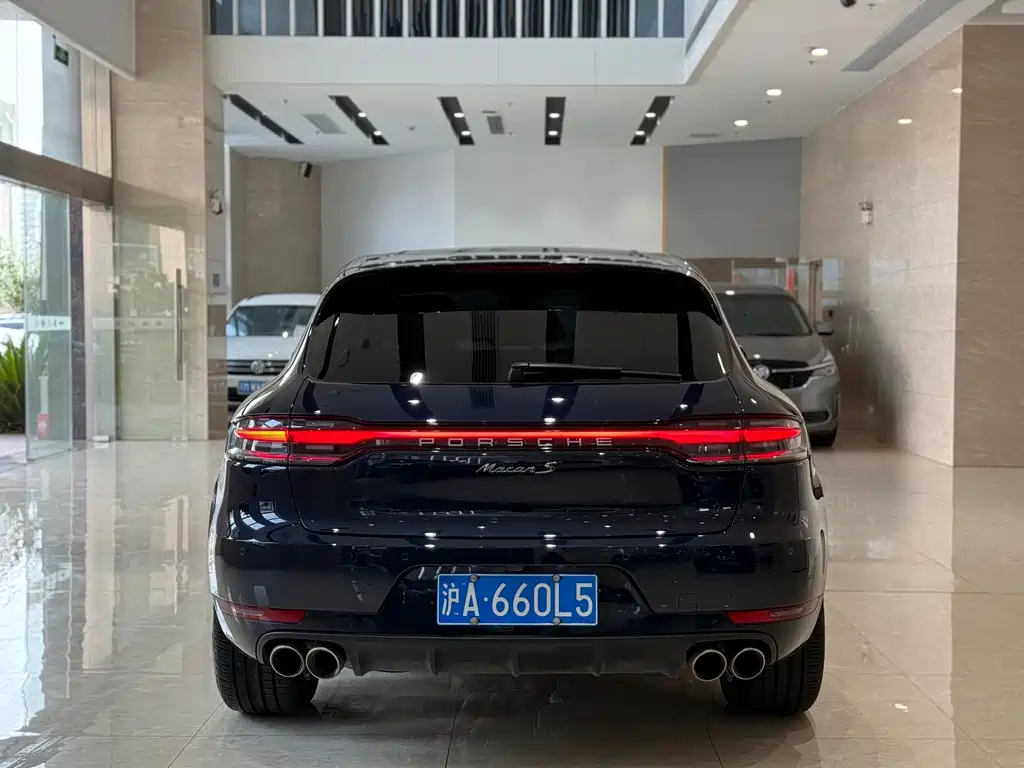 PORSCHE MACAN