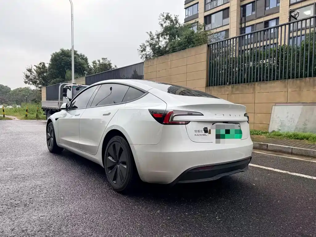 Tesla Model 3 — миниатюра 6
