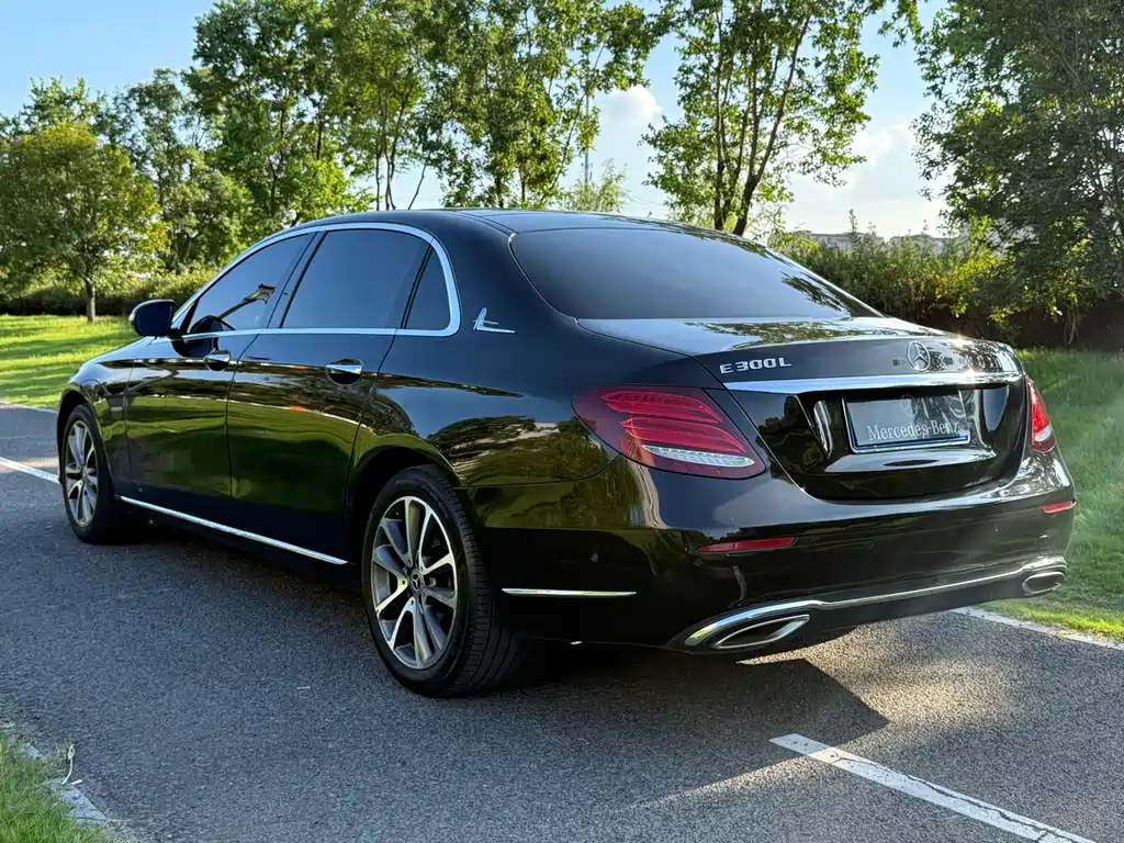 Mercedes-Benz E-Class — миниатюра 8