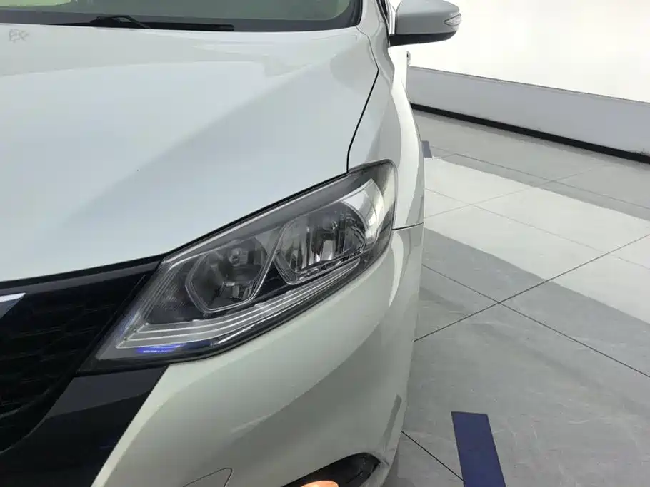 Nissan Tiida — миниатюра 5