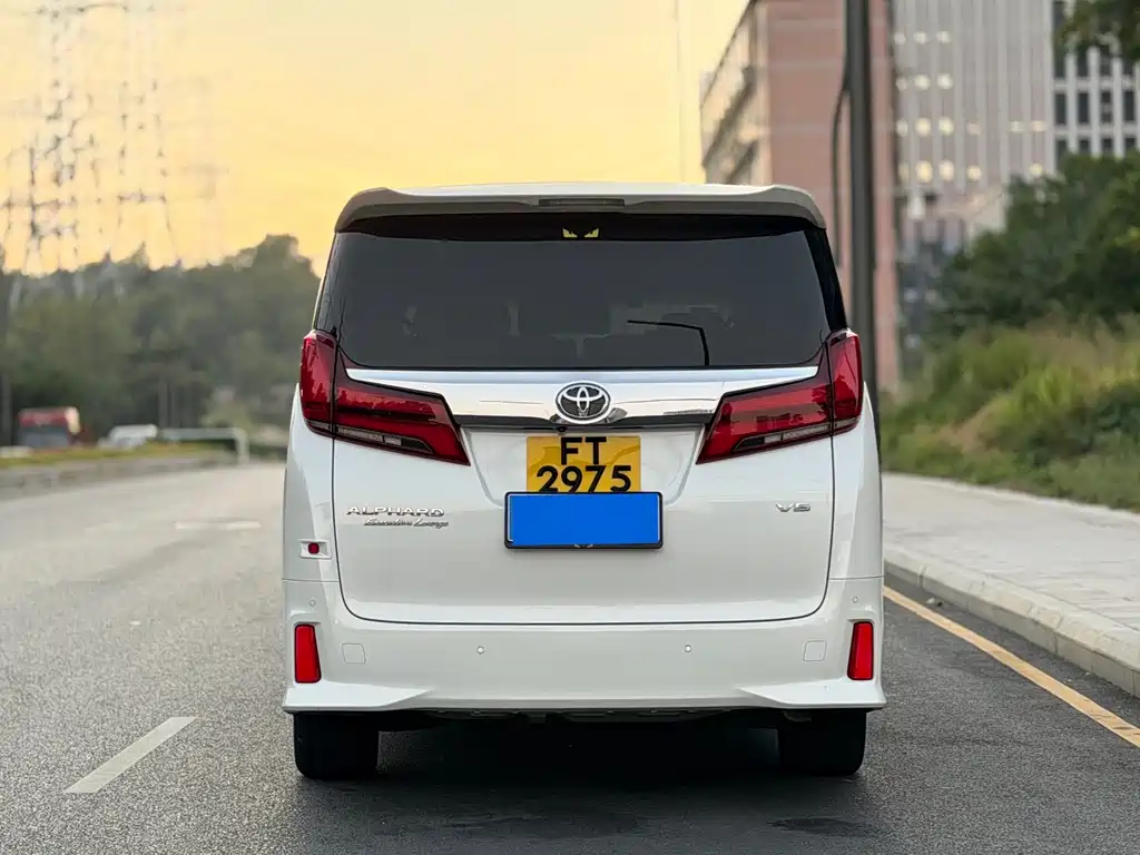 Toyota Alphard — миниатюра 14