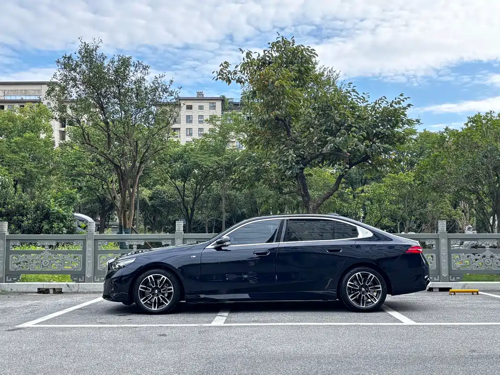 BMW 5 Series — миниатюра 3