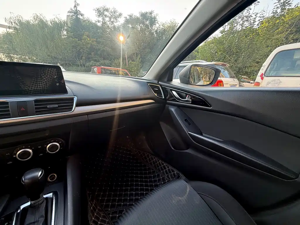 Mazda Mazda3 3 2016 1.5L AT Comfort