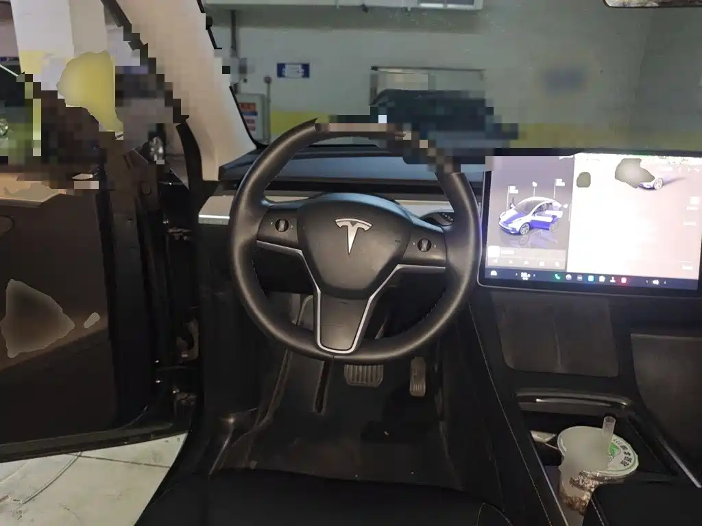 Tesla Model Y — миниатюра 6