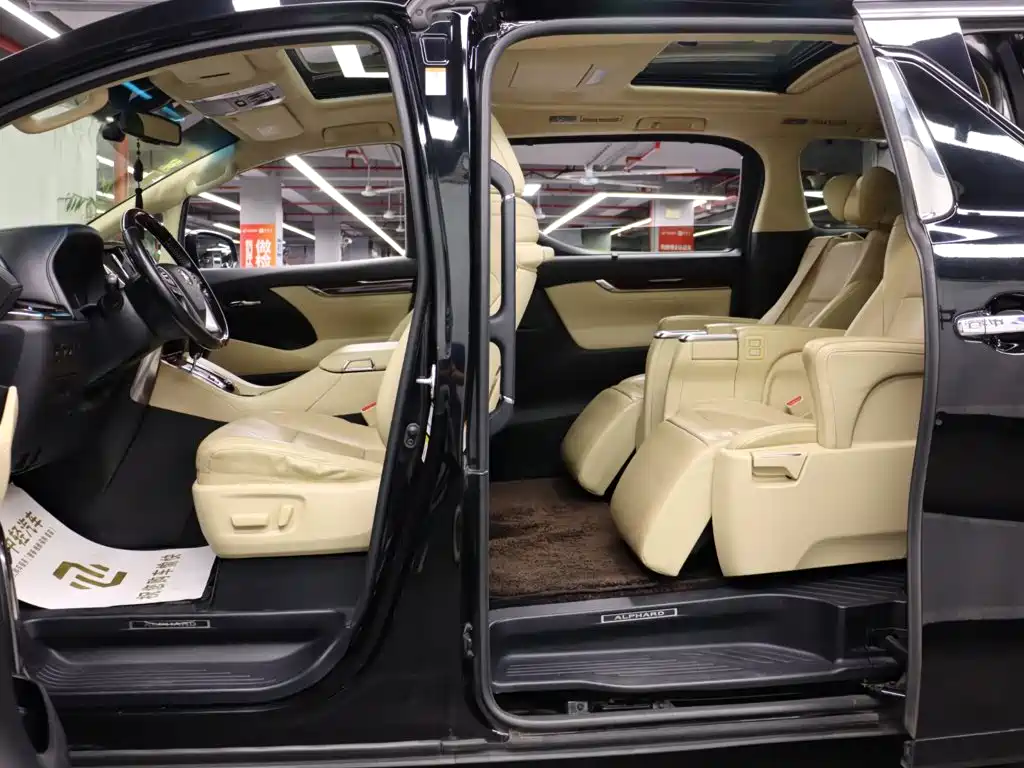 Toyota Alphard — миниатюра 7
