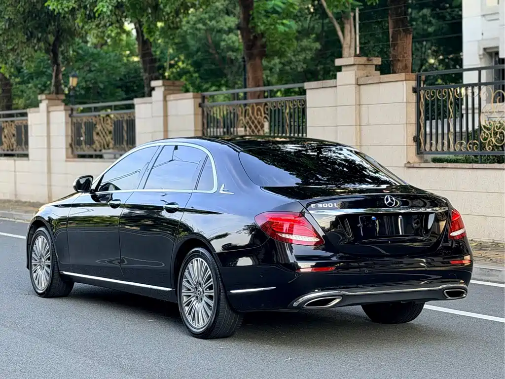 Mercedes-Benz E-Class — миниатюра 13