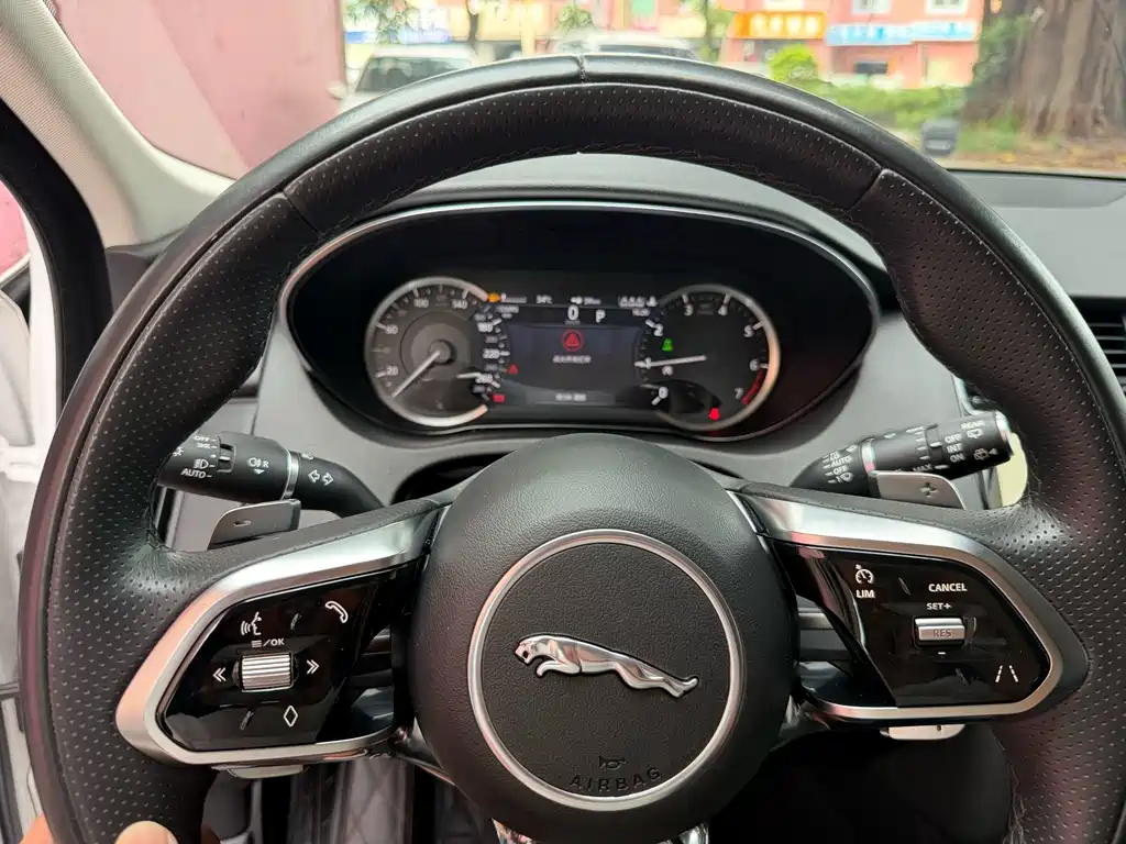 Jaguar E-PACE — миниатюра 14