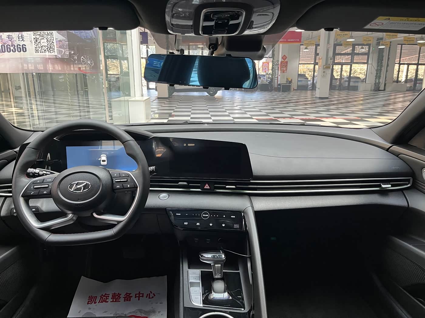 Hyundai Elantra 1.5 л 2023 г. Серебристо-серый, пробег 19500 км