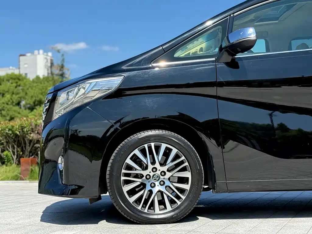 Toyota Alphard — миниатюра 6