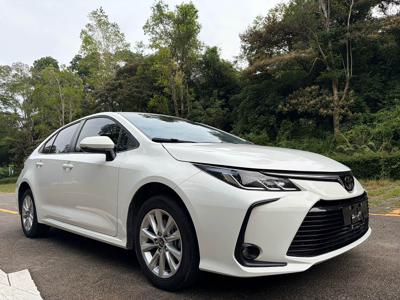 Toyota Corolla 1.2 л 2022 г. Белый, пробег 40000 км