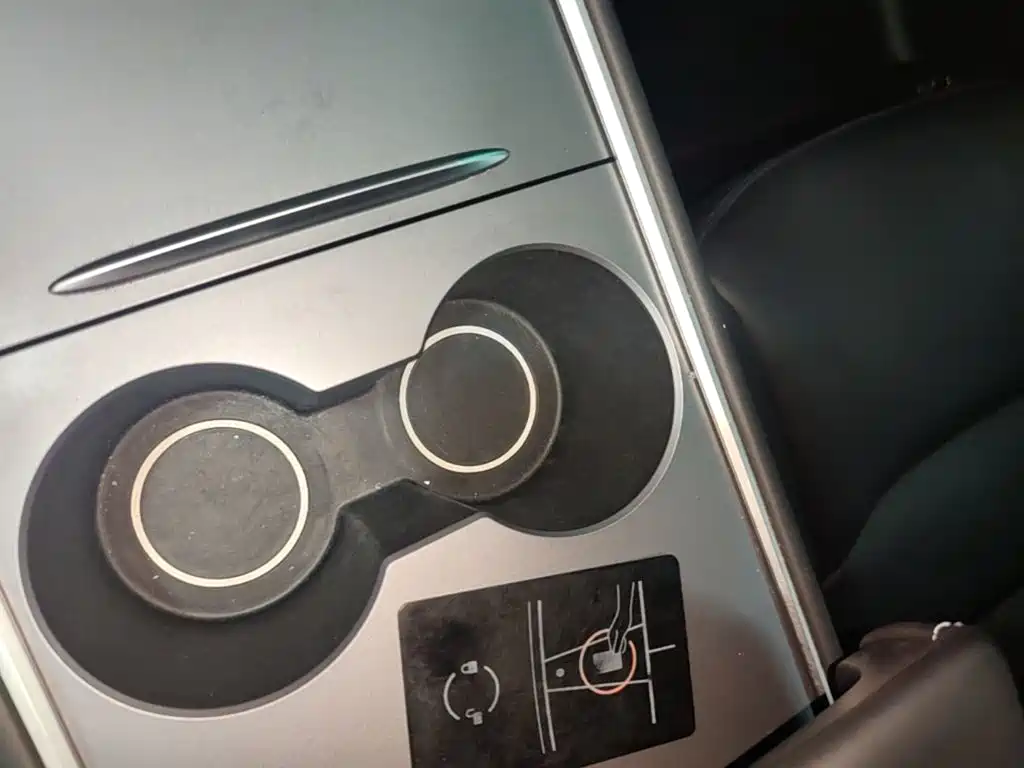 Tesla Model Y — миниатюра 9