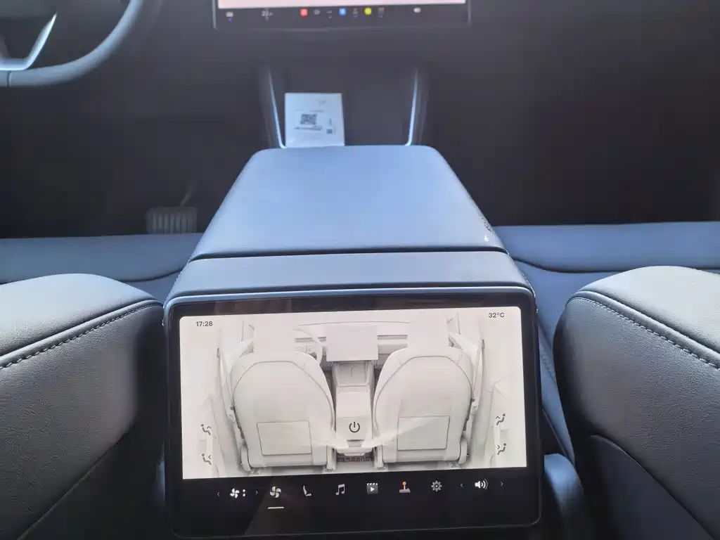 Tesla Model Y — миниатюра 13