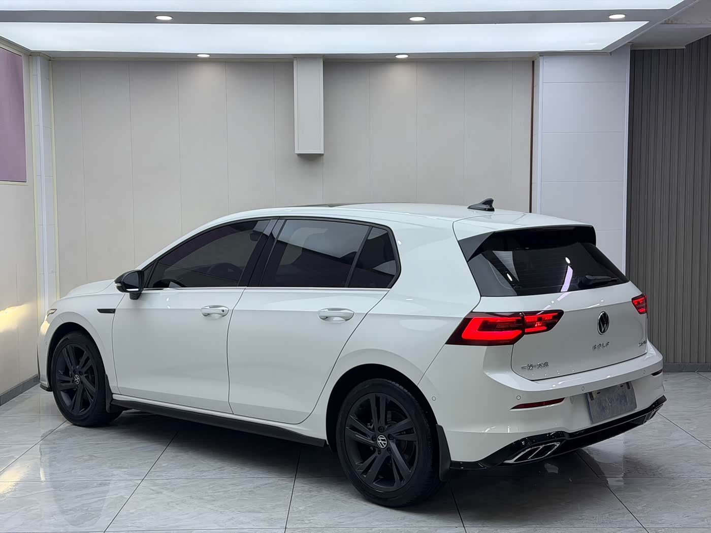 Volkswagen Golf 1.4 л 2023 г. Белый, пробег 23100 км