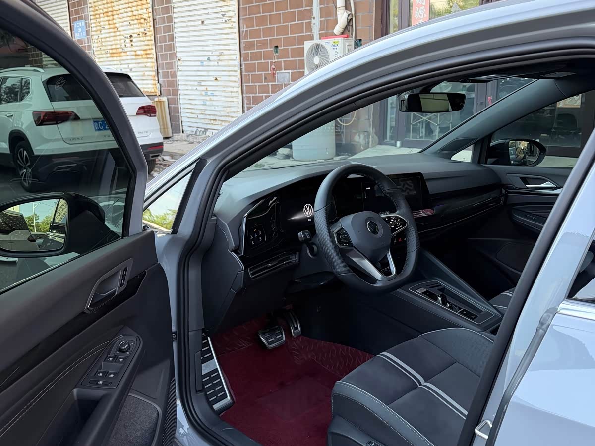 Volkswagen Golf 1.4 л 2022 г. Серебристо-серый, пробег 18000 км