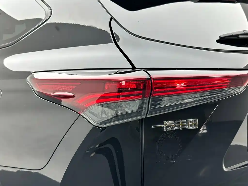 Toyota Crown Kluger — миниатюра 26