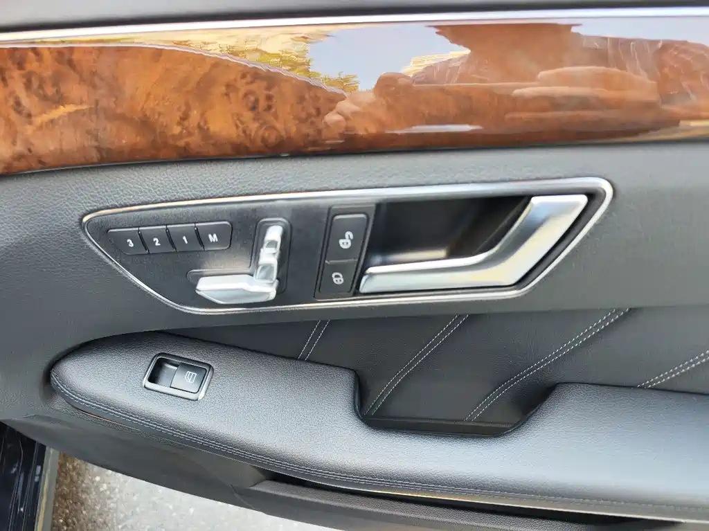 Mercedes-Benz E-Class — миниатюра 18