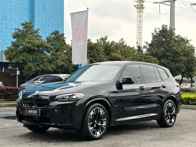 BMW IX3 2025