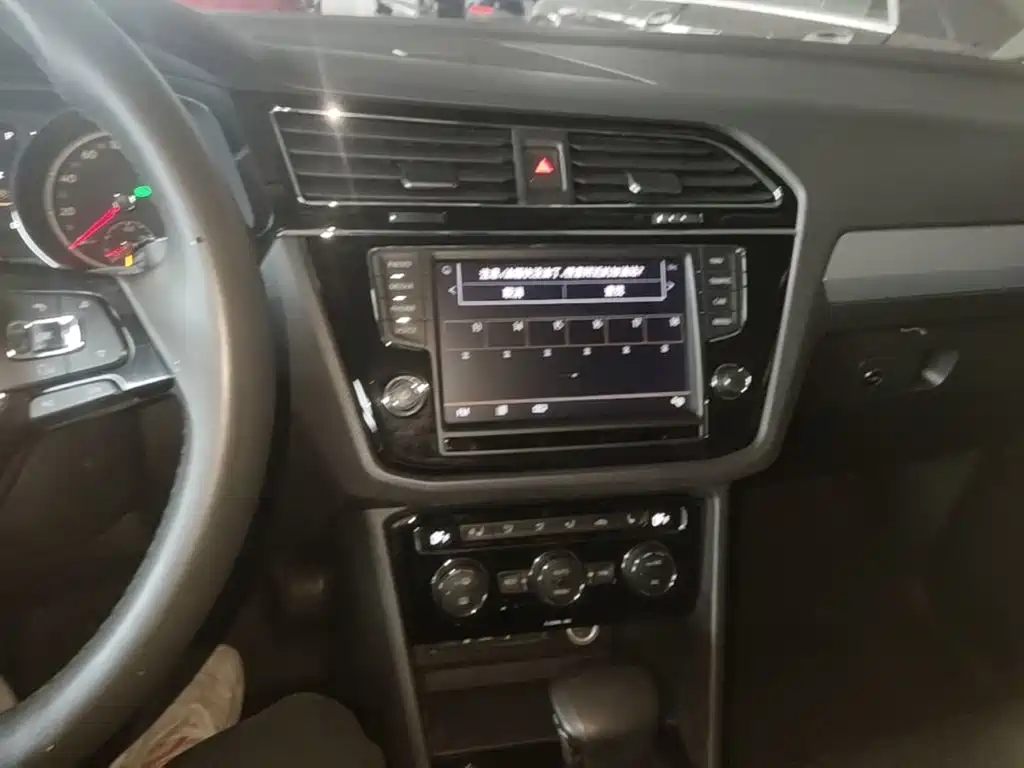 Volkswagen Tiguan L — миниатюра 13