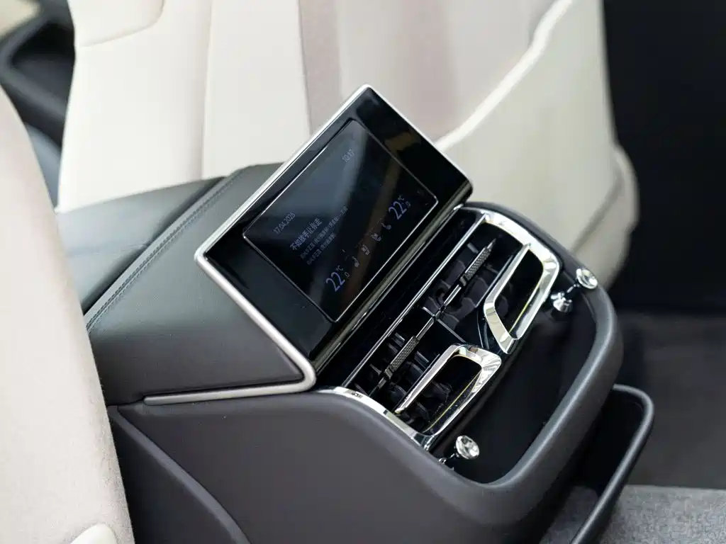Bentley Flying Spur PHEV — миниатюра 14