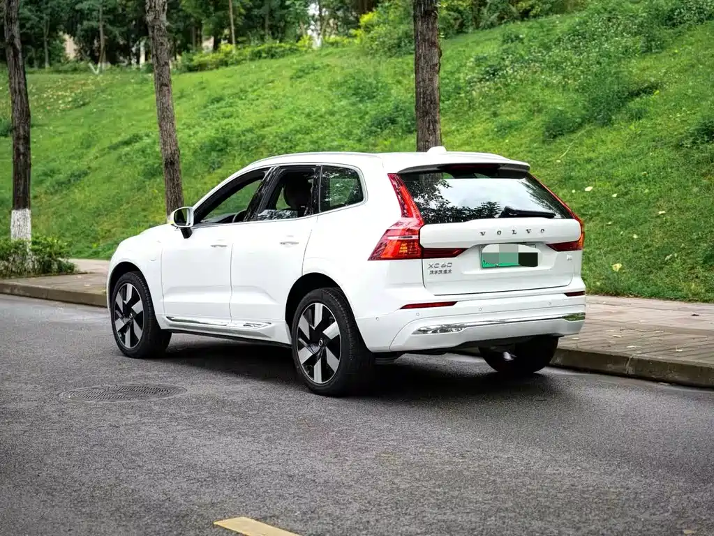 Volvo XC60 PHEV — миниатюра 3