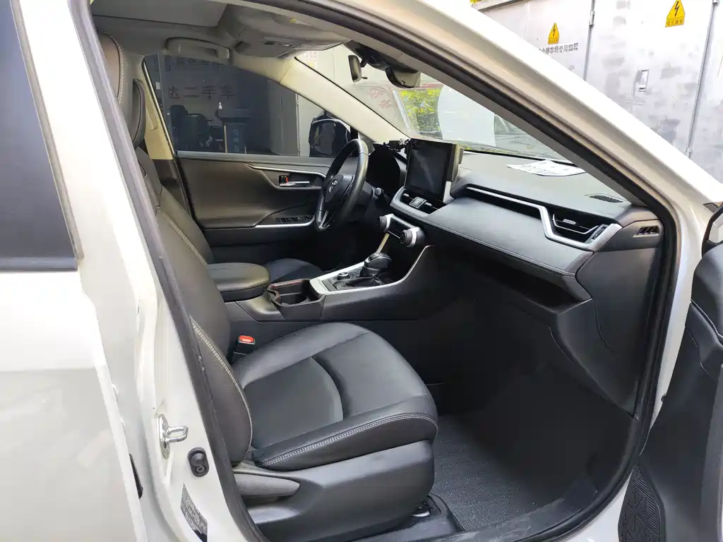 Toyota RAV4 — миниатюра 9