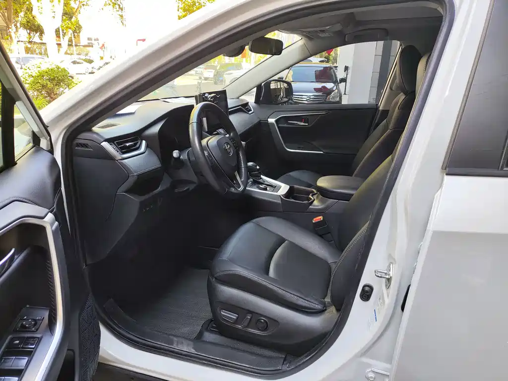 Toyota RAV4 — миниатюра 4