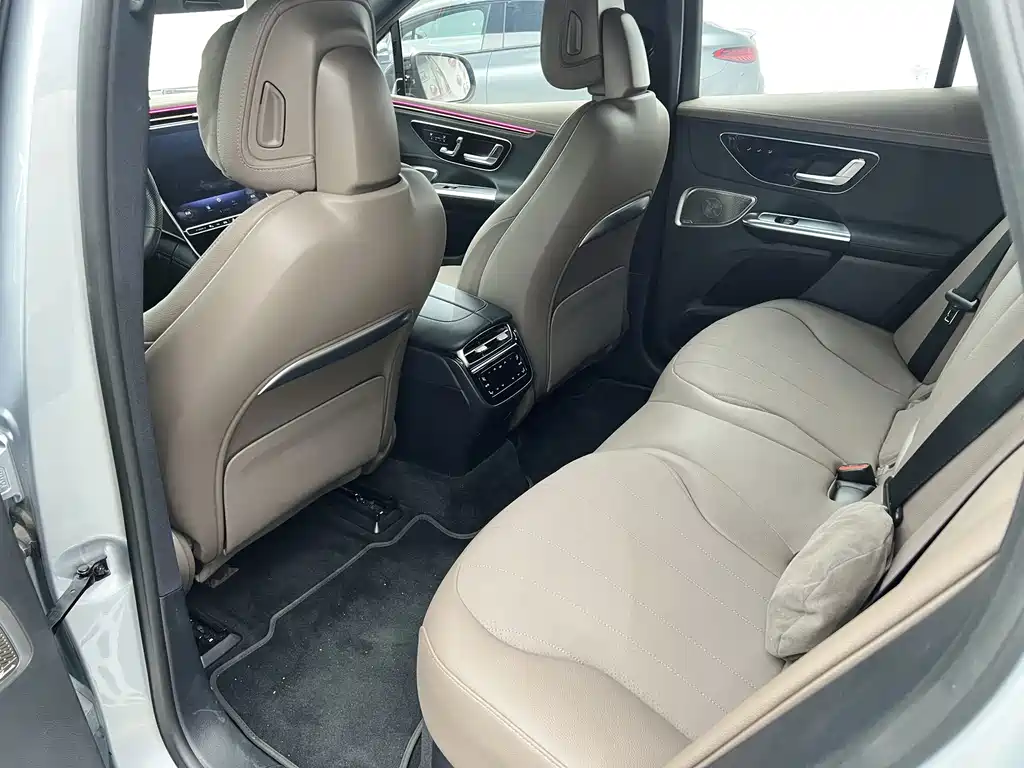 Mercedes-Benz EQE SUV — миниатюра 12