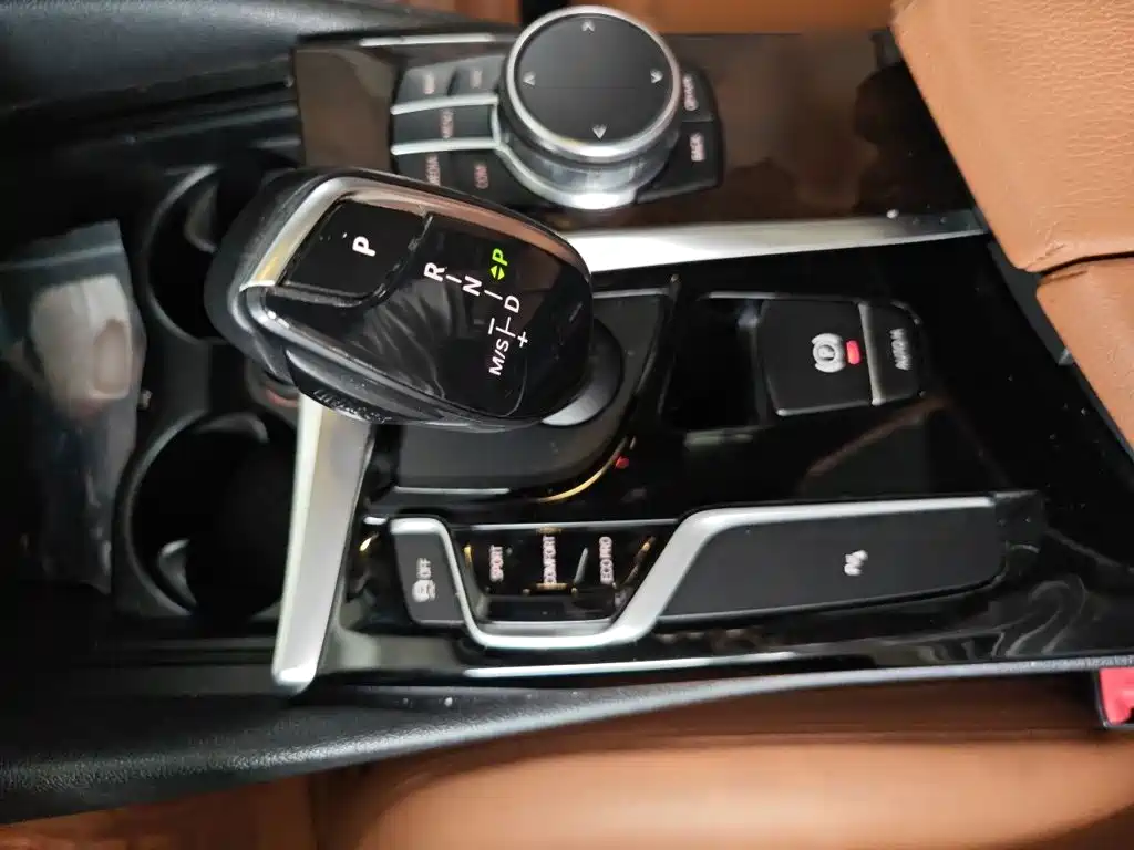 BMW 5 Series — миниатюра 7