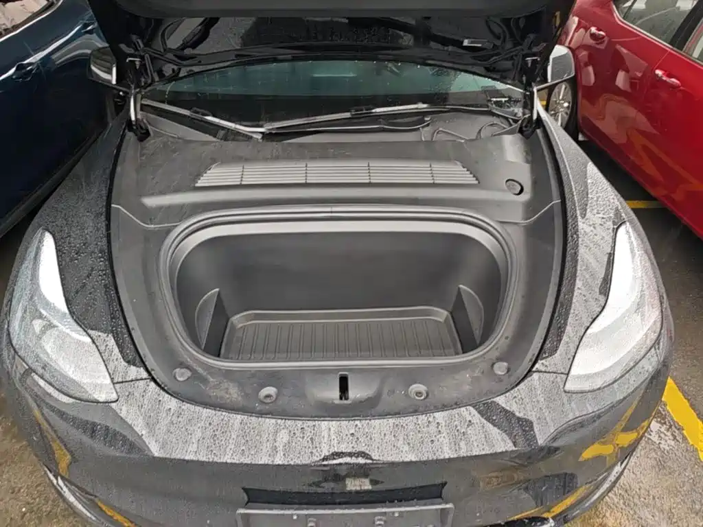 Tesla Model Y — миниатюра 20