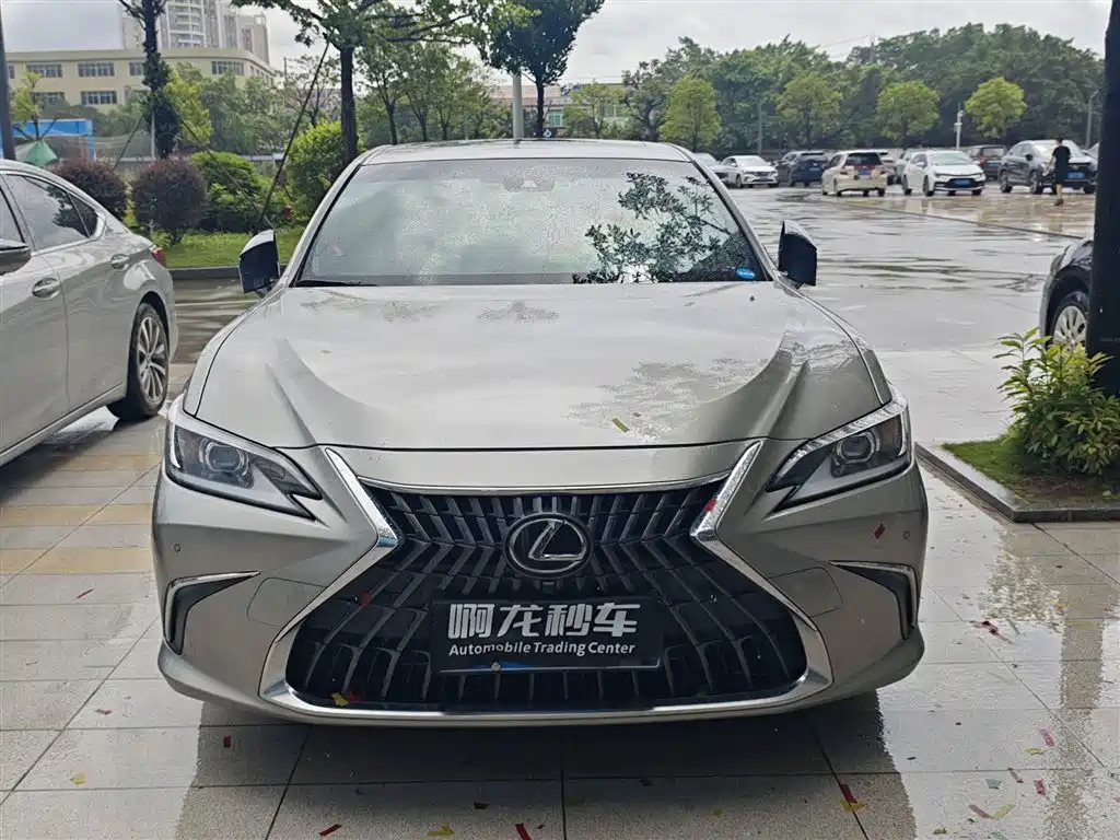Lexus ES 2023 260