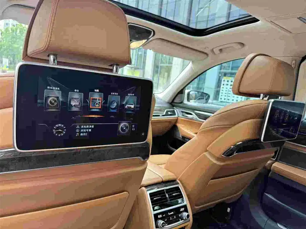 BMW 7 Series — миниатюра 11