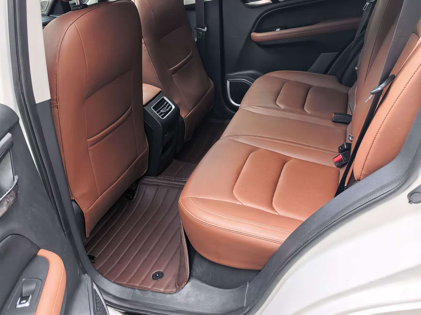 Geely Emgrand X6 1.4 л 2024 г. Белый, пробег 19000 км