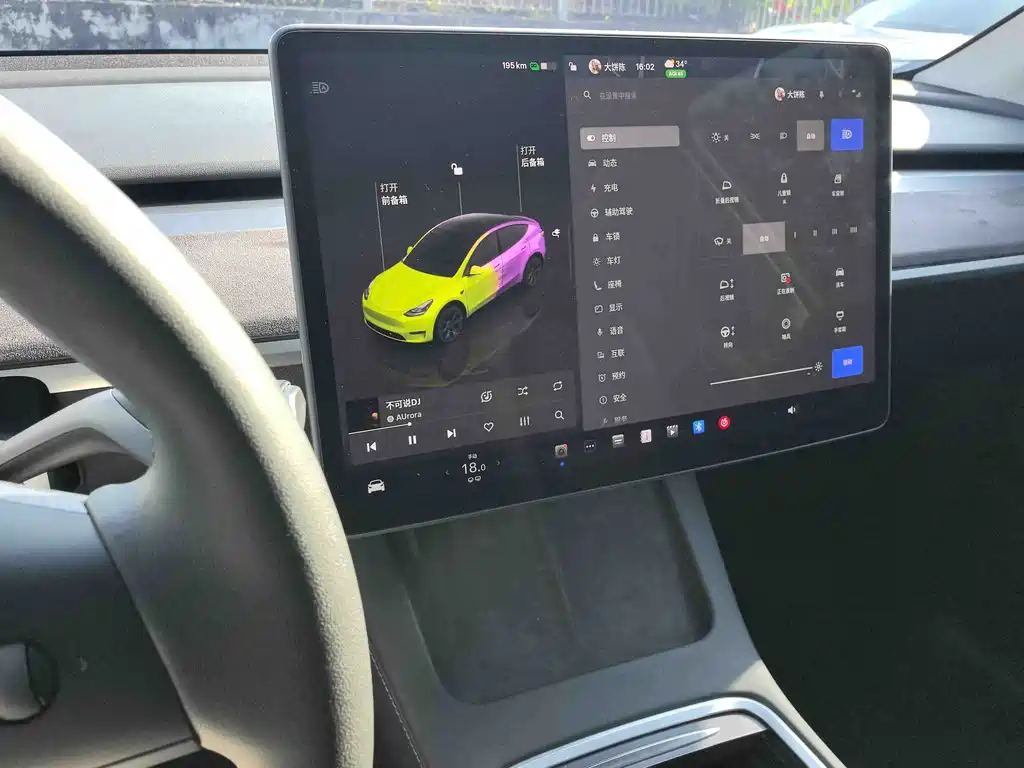Tesla Model Y — миниатюра 10