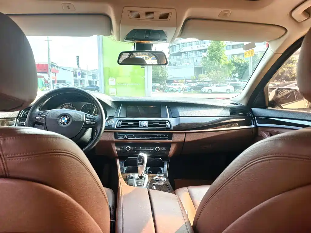 BMW 5 Series — миниатюра 5