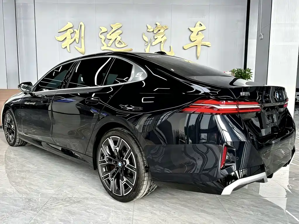 BMW 5 Series — миниатюра 12