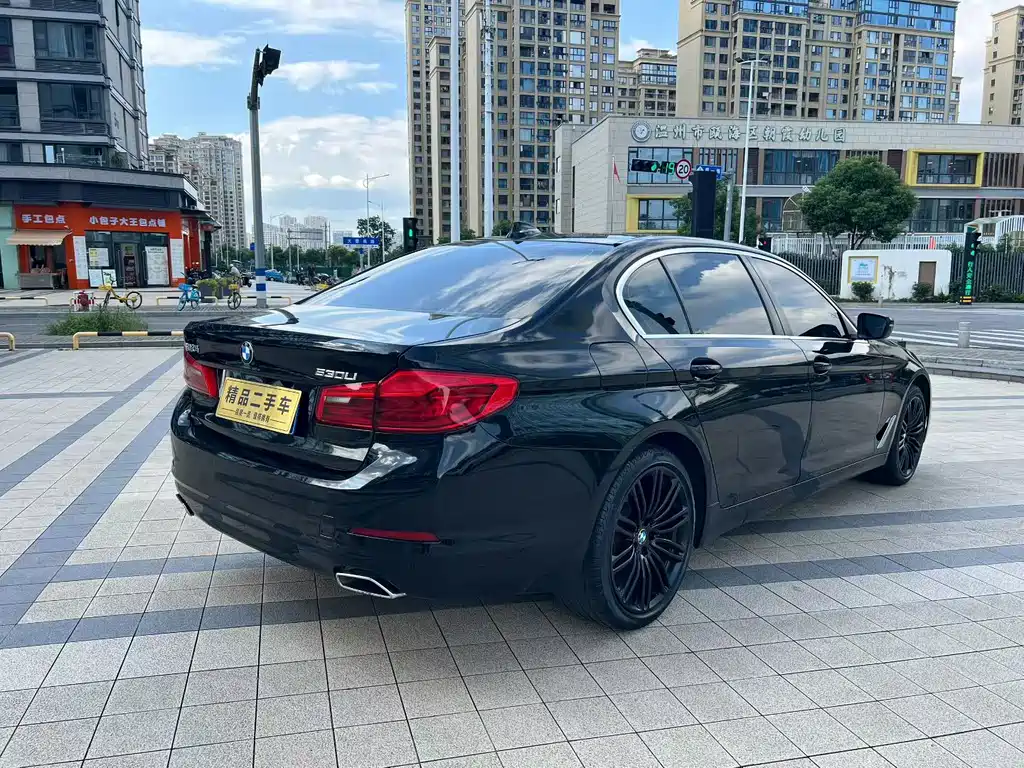 BMW 5 Series — миниатюра 7