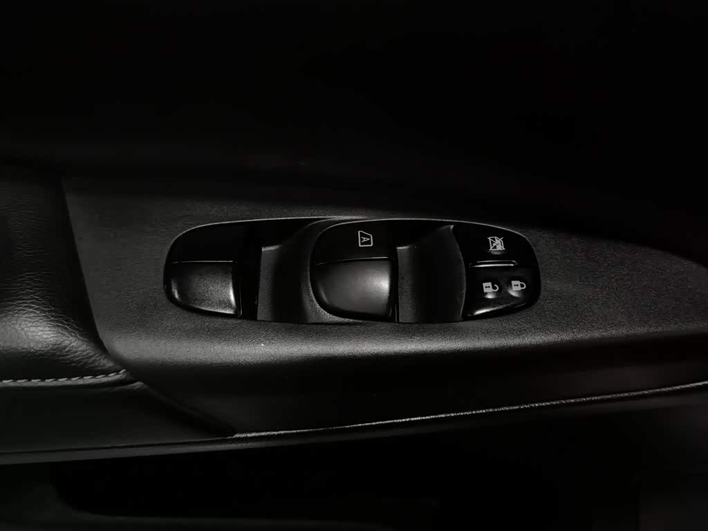 Nissan Sylphy 1.6 л 2023 г. Серебристо-серый, пробег 10000 км