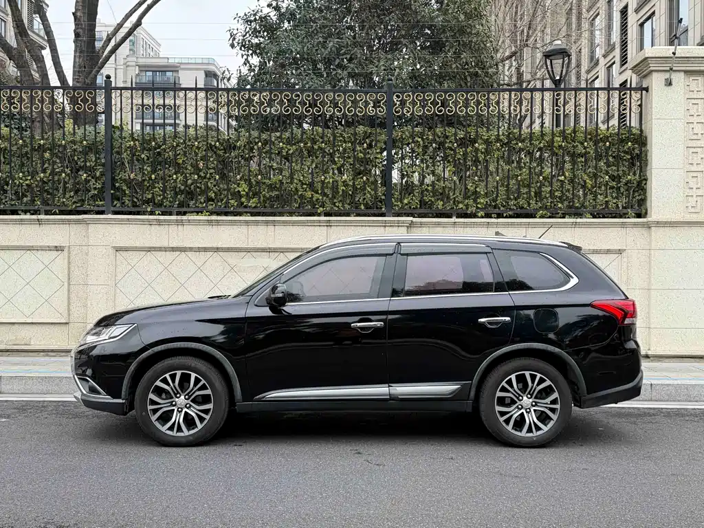 MITSUBISHI OUTLANDER