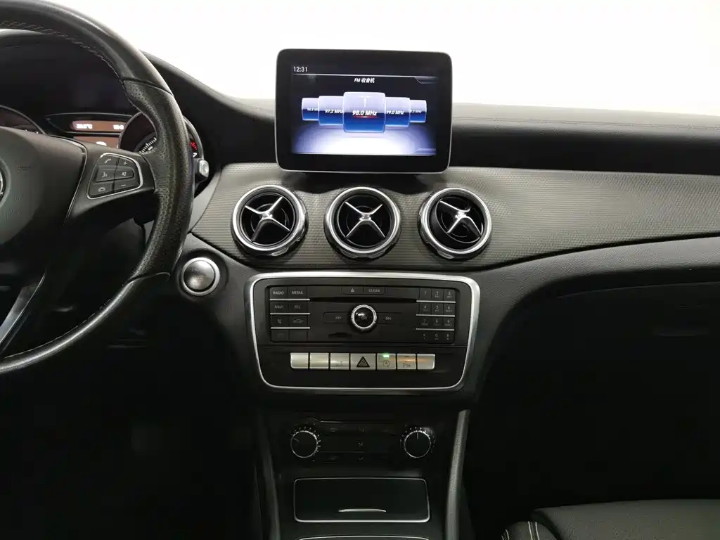 Mercedes-Benz GLA — миниатюра 12