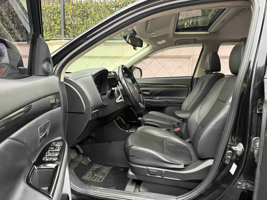 MITSUBISHI OUTLANDER