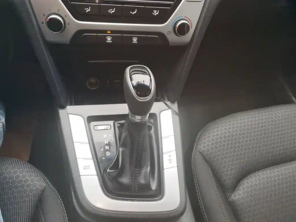 Hyundai Elantra — миниатюра 14
