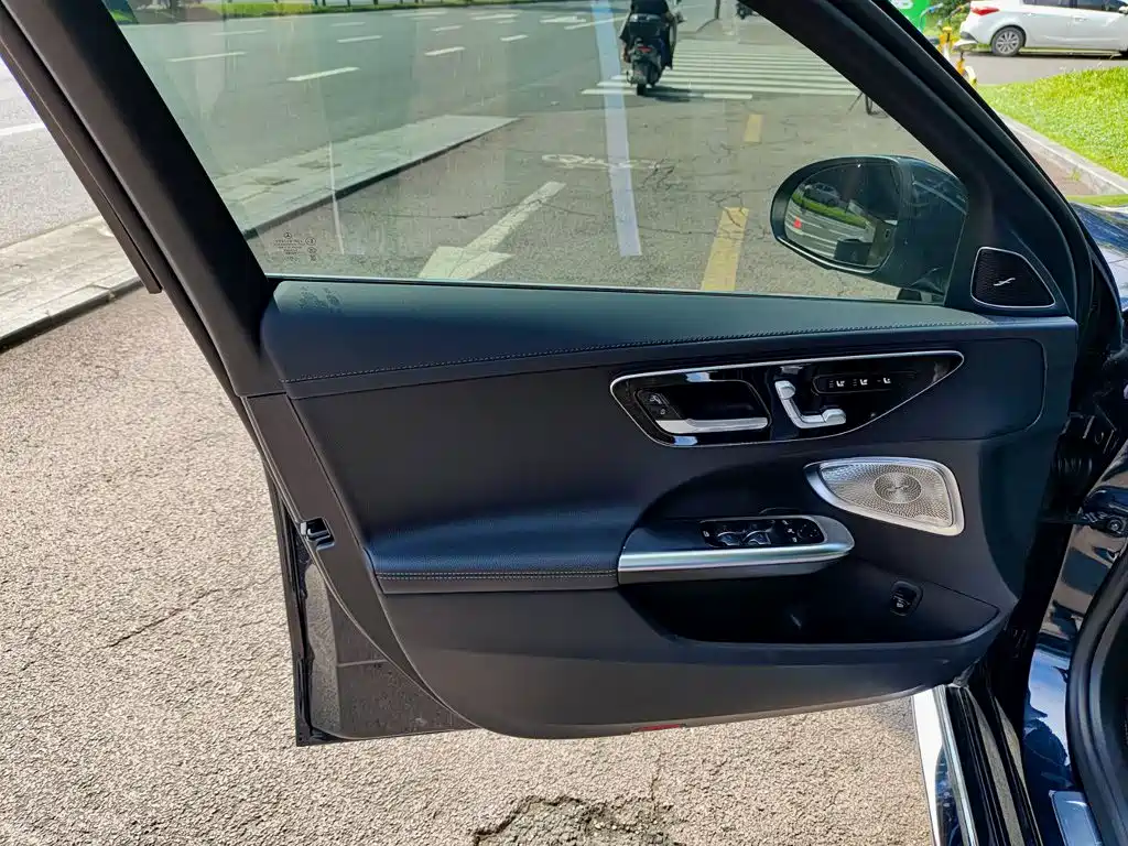 Mercedes-Benz C-Class — миниатюра 6