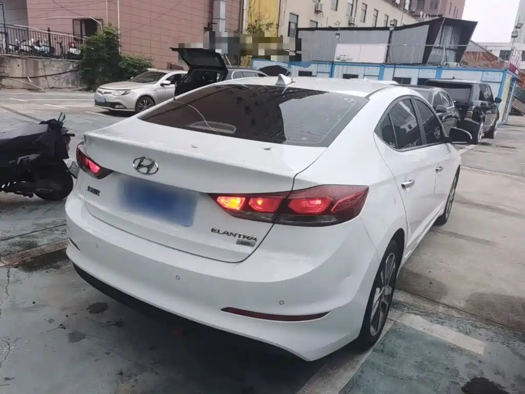 Hyundai Elantra — миниатюра 7